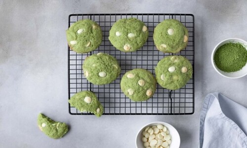 Cookies de matcha com chocolate branco descansando sobre grade. Cookies de matcha com chocolate branco descansando sobre grade.