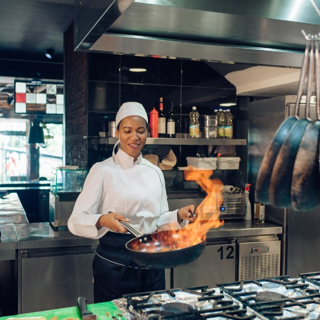 Mulheres na cozinha: quais os maiores desafios e o que fazer para se tornar chef na atualidade