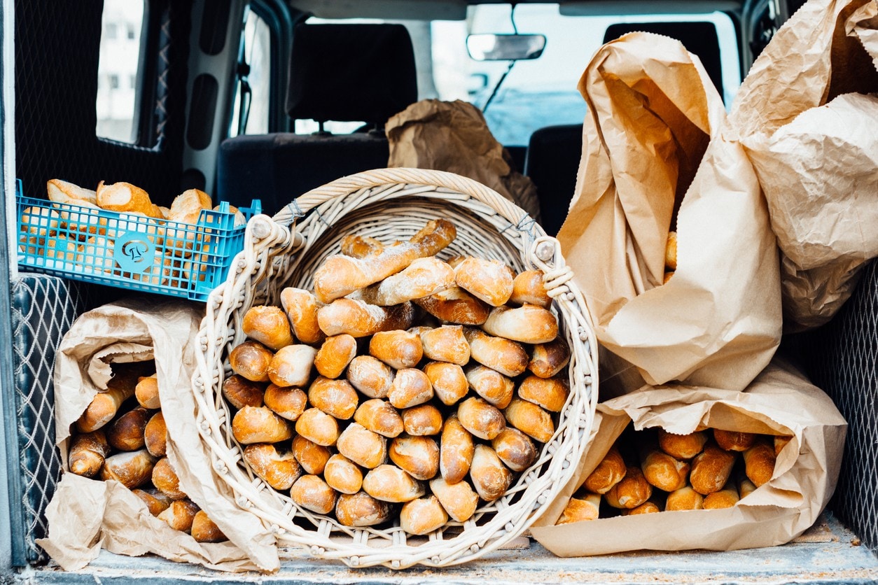 Diversos tipos de baguete dispostos para venda no porta-malas de um carro. Diversos tipos de baguete dispostos para venda no porta-malas de um carro.
