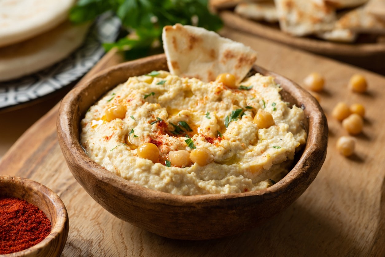 Homus muito bem empratado, com alguns grãos-de-bico, tempero e azeite, espetado com uma fatia de pão sírio. Homus muito bem empratado, com alguns grãos-de-bico, tempero e azeite, espetado com uma fatia de pão sírio.