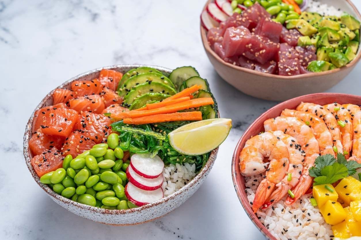 Três tigelas com três receitas diferentes de poke. Uma leva salmão, outra atum e a terceira camarão.