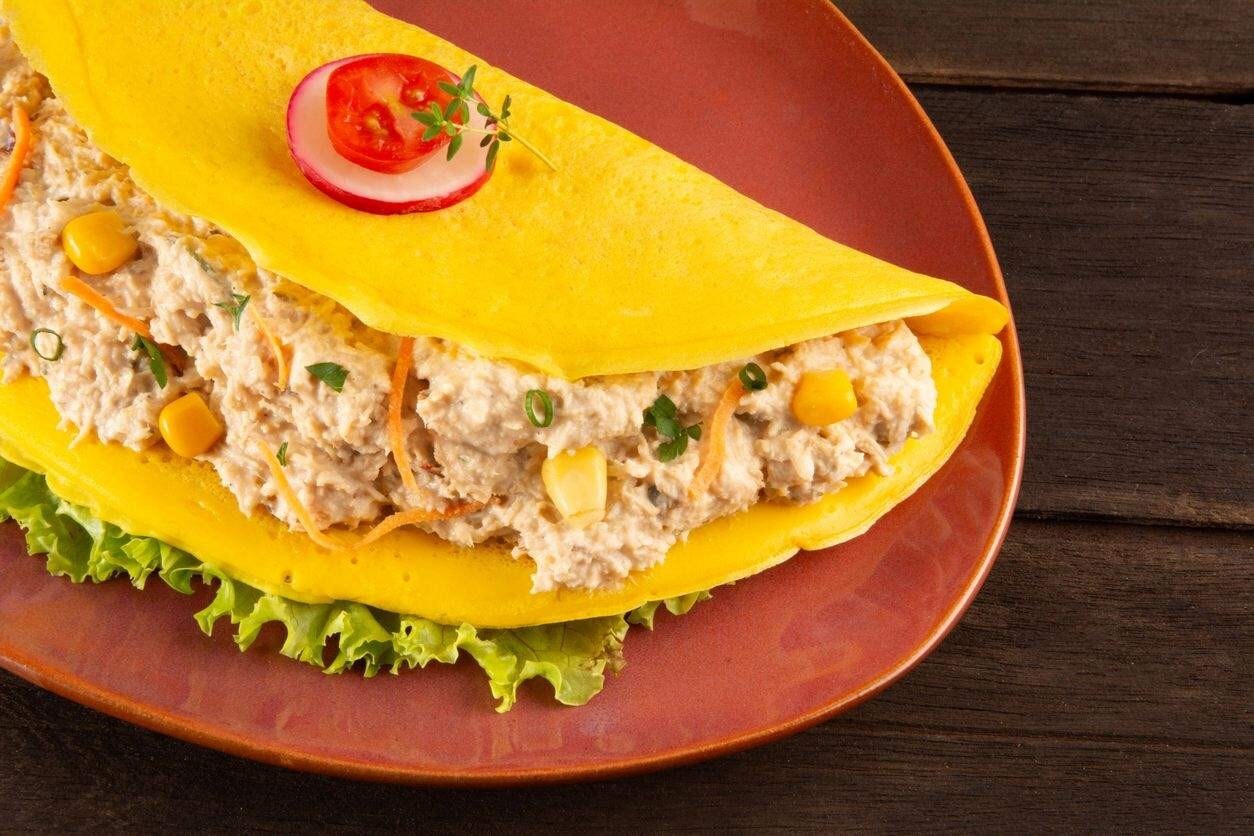 Crepioca recheada com frango desfiado, milho e cenoura ralada Crepioca recheada com frango desfiado, milho e cenoura ralada