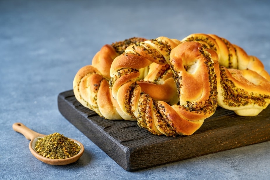 Quatro roscas de padaria feitas com zaatar. Quatro roscas de padaria feitas com zaatar.