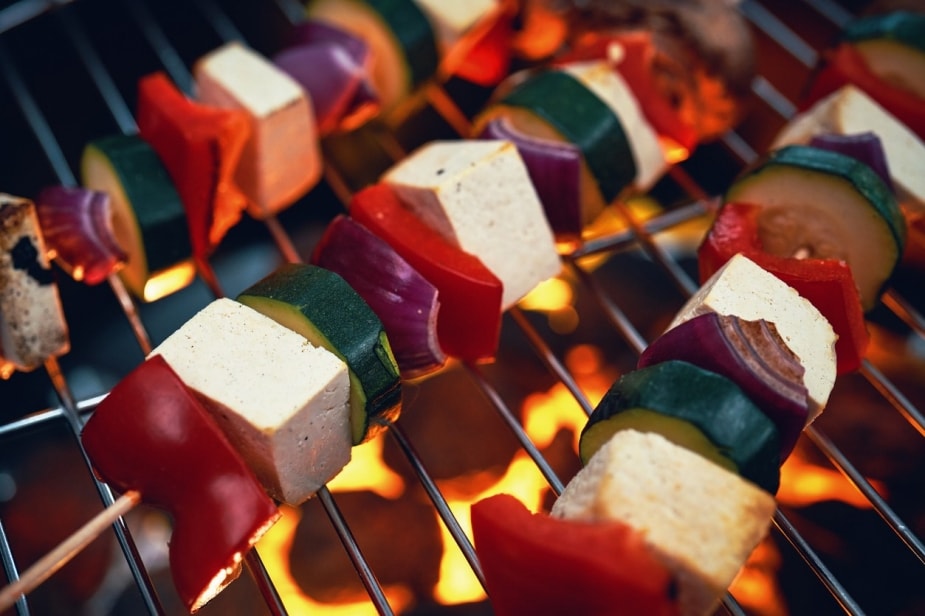 Espetinhos de tofu com legumes, sobre grelha na brasa. Espetinhos de tofu com legumes, sobre grelha na brasa.