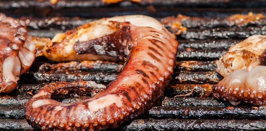 Tapas espanholas com madeira, fumo e fogo